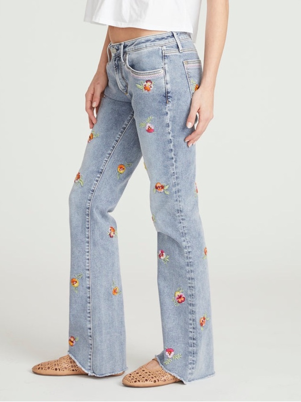 Driftwood Eva Jeans Women’s Size 26 Floral Embroidered Flare Raw Hem Denim NWT - Picture 2 of 9